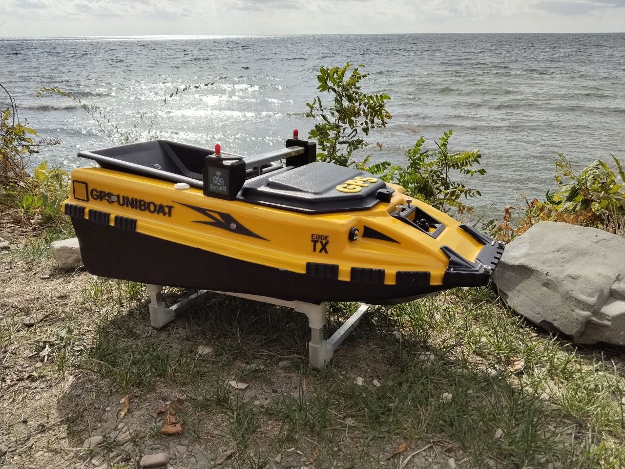 Прикормочный сканирующий кораблик UNIBOAT с автопилотом (ABS)